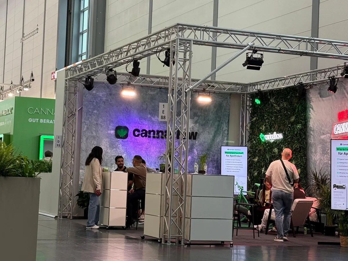 cannaflow-Messestand auf der ICBC Berlin 2026 mit Logo-Wand, Pflanzenwand, Displays und Beratungstresen