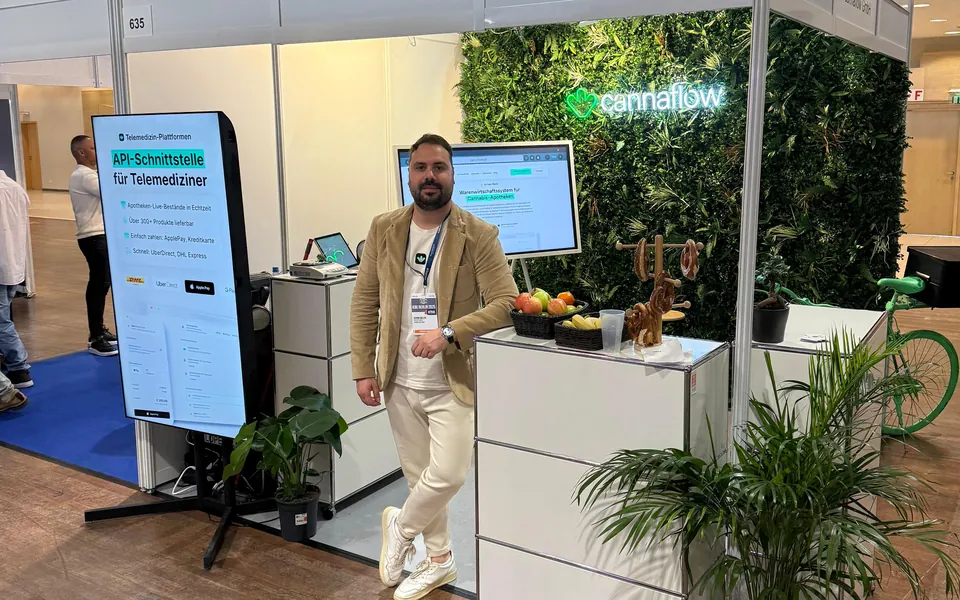 Henrik Willen am cannaflow-Messestand auf der ICBC Berlin